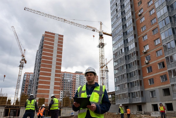 Инженеры компании Строй-Эксперт в рамках услуги Служба заказчика контролируют ход строительства жилого комплекса, обеспечивая соблюдение сроков, качества и интересов заказчика.
